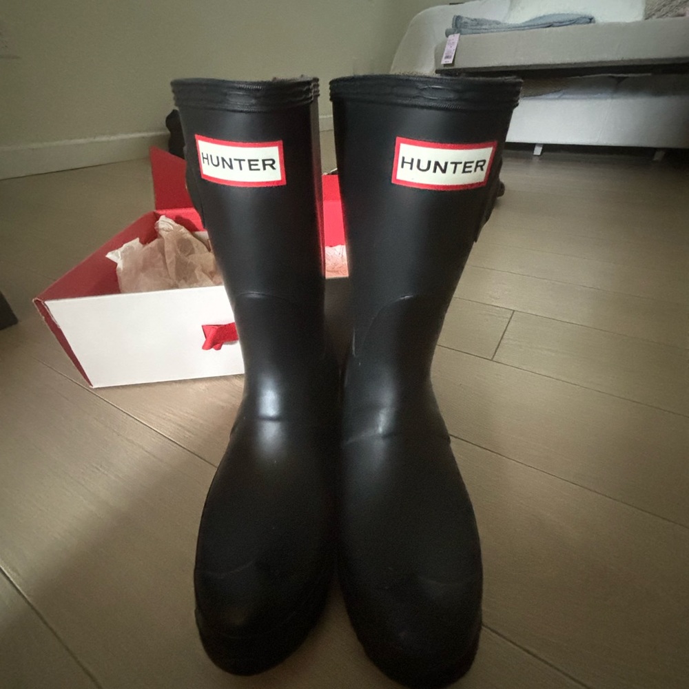 Great show! Classic and barely worn. Almost new!